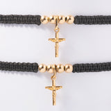 Pulsera Cristo Esbelto en Oro laminado 18k, Hilo Rojo o Negro Para Pareja